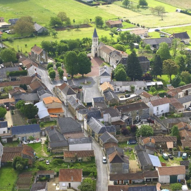Vue aérienne du bourg de Cernay, 
(c) Communauté d'Agglomération de Grand Châtellerault, Mahu Nicolas