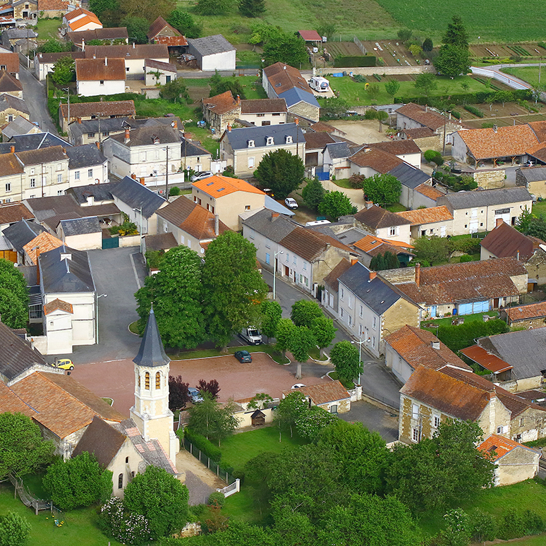 Vue aérienne du bourg de Cernay. © Communauté d'Agglomération Grand Châtellerault / Nicolas Mahu.