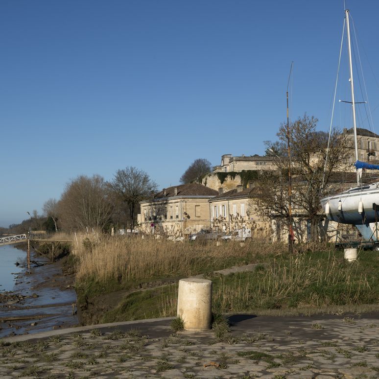 Terre-plein sur la rive ouest du chenal et rivage de la Dordogne, Commune de Bourg (c) Région Nouvelle-Aquitaine, Inventaire général du patrimoine culturel