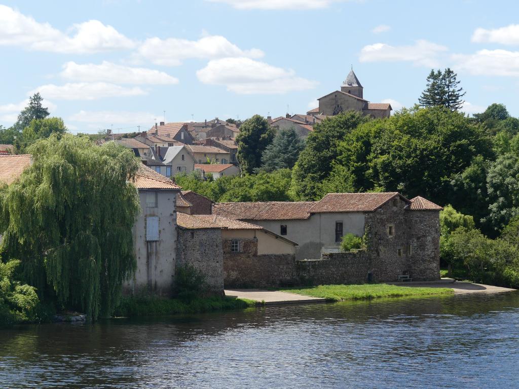 Vue du bourg d'Availles-Limouzine, depuis le pont au sud-est, (c) Région Nouvelle-Aquitaine, Myriam Favreau