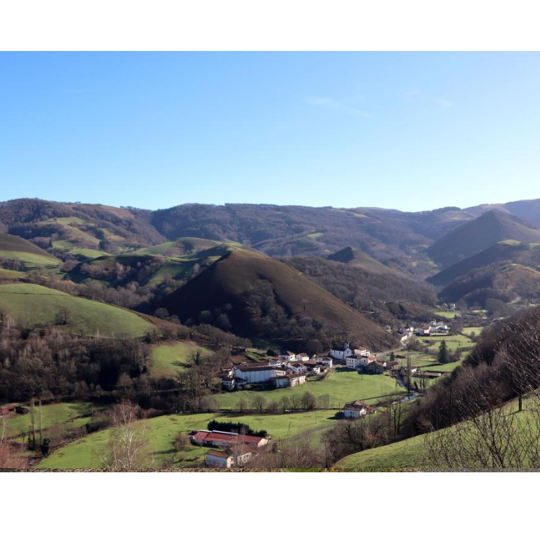 Commune d'Urepel
Vue du bourg d'Urepel depuis le nord-ouest. (c) Région Nouvelle-Aquitaine, Inventaire général du patrimoine culturel - Photographe : Rozier Hadrien