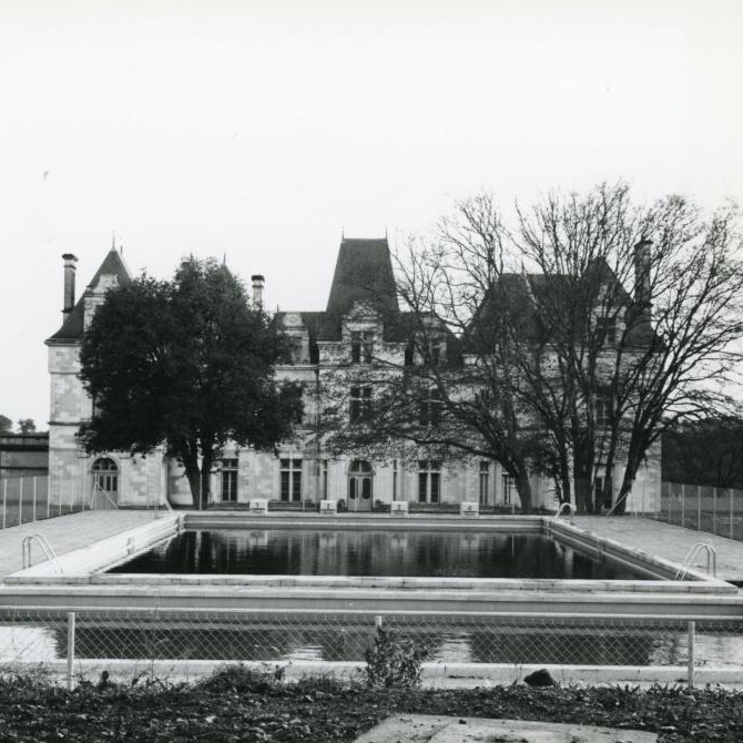 Château de Boivre, la piscine avec, en arrière plan, le château, vers 1965 © Moisdon Pascale