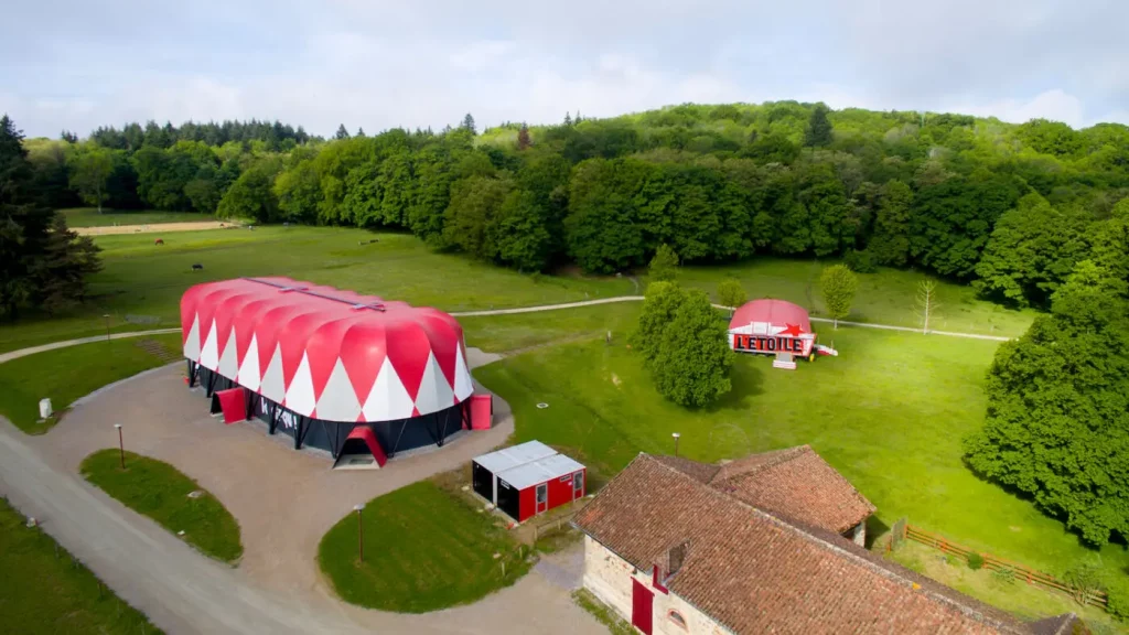 Visuel qui représente un chapiteau permanent en vue aérienne 