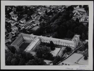 Vue aérienne du collège Marouzeau à Guéret en noir et blanc