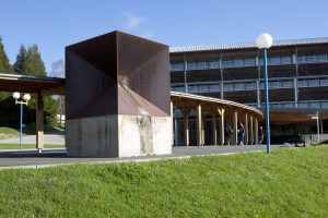 Oeuvre cubique devant le lycée Jean Favard à Guéret