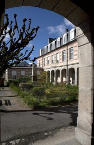 vue de la cour d'un lycée depuis un porche