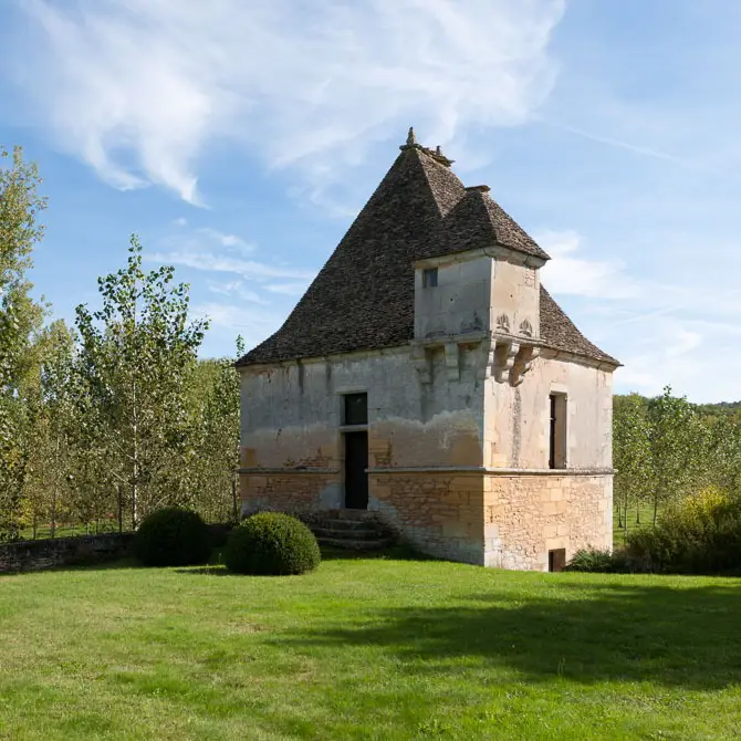 Château de Losse Vue depuis le nord-ouest du pavillon à l'angle de la terrasse du grand jardin. © Région Nouvelle-Aquitaine, Inventaire général du patrimoine culturel - Photographe : Barroche Adrienne